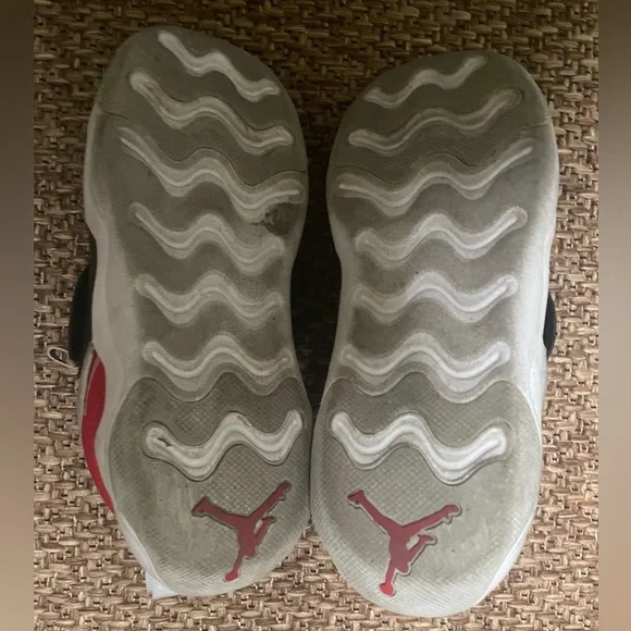 Jordan Boys 23-7 sneakers, size 3. - Picture 3 of 4